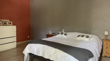 5 slaapkamers, een strijkplank/strijkijzer, reisbedje, gratis wifi