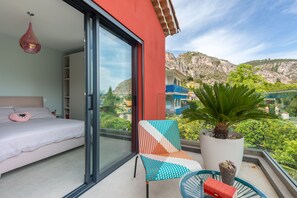 5 chambres, coffres-forts dans les chambres, bureau