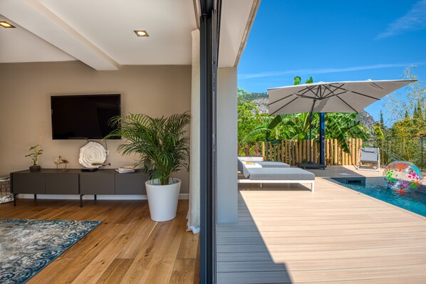 Outdoor pool, a heated pool