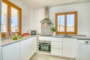 Kühlschrank, Mikrowelle, Ofen, Geschirrspüler