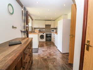 Cottage | Private kitchen | Fridge, dishwasher, electric kettle, toaster - Barn Cottage (Penzance)