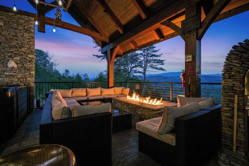 Elevator! Indoor Pool, 2 Arcades, Outdoor Kitchen and Firepit 8per Hot Tub
