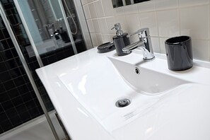 Shower, bidet - Domus da Ria, Alboi - Modern Loft in Aveiro City Center (Aveiro)
