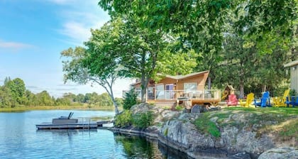 Private waterfront cottage - hot tub & kayaks!