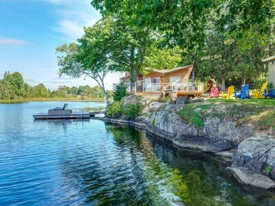 Private waterfront cottage - hot tub & kayaks!