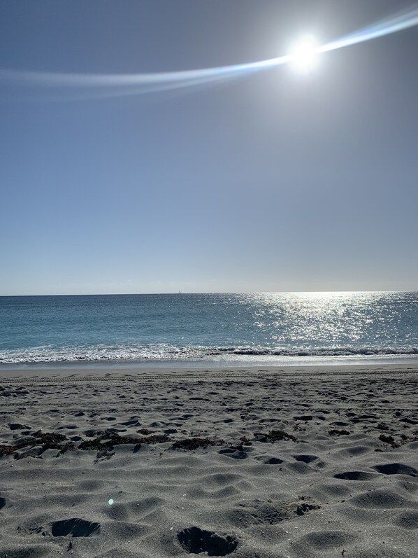 Beach nearby, sun-loungers, beach towels