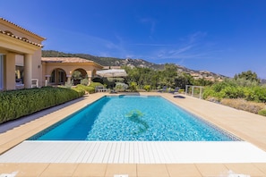 Outdoor pool - Exceptional villa with magnificent sea view and swimming pool (Calvi)
