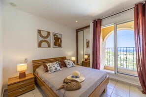 4 bedrooms, travel crib, WiFi, bed sheets