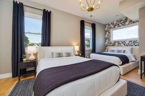4 bedrooms, desk, iron/ironing board, WiFi - Modern Stunner! Rooftop Views,5 min to DT,Hot Tub (Nashville)