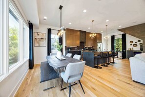 Dining - Modern Stunner! Rooftop Views,5 min to DT,Hot Tub (Nashville)