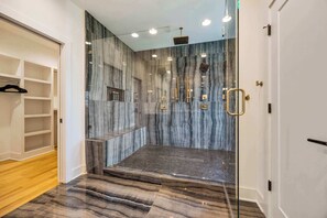 Bathtub, hair dryer, towels, shampoo - Modern Stunner! Rooftop Views,5 min to DT,Hot Tub (Nashville)