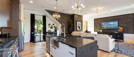 Réfrigérateur, plaque de cuisson, lave-vaisselle, cafetière/bouilloire