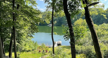 Cozy cabin on the lake