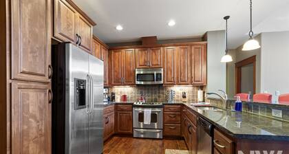 Riverstone Village—3rd Floor Family Condo, Modern Kitchen, Bunk Room with Toys and Games for Kids!