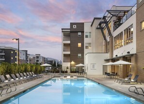 Een buitenzwembad en een verwarmd zwembad