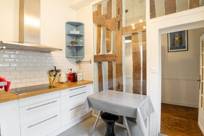 Kühlschrank, Mikrowelle, Ofen, Geschirrspüler