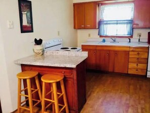 Blender, mixer, cookware/dishes/utensils, dining tables