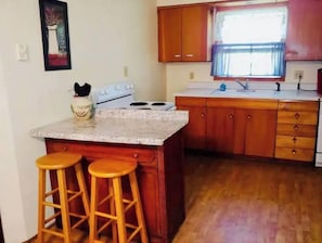 Blender, mixer, cookware/dishes/utensils, dining tables