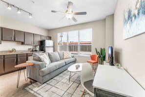 TV, Netflix, Hulu, streaming services - Cozy SoCo 1BR King Suite w/ GymPickleballLaundry (Austin)