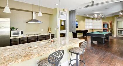 Chic SoCo 1BR King Suite w/ GymPickleballLaundry