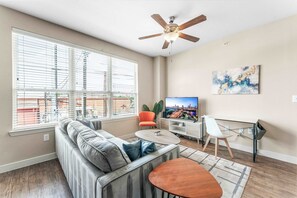 TV, offices - Chic SoCo 1BR King Suite w/ GymPickleballLaundry (Austin)