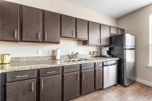 Fridge, microwave, oven, stovetop - Chic SoCo 1BR King Suite w/ GymPickleballLaundry (Austin)
