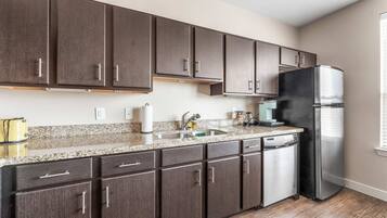 Refrigerador, microondas, horno y parrilla de estufa