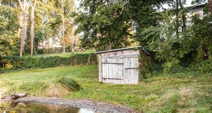 Vacation apartment directly on the lake with private access.