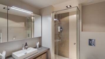 SĂšche-cheveux, serviettes fournies