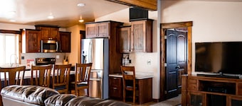 Newly Remodeled w/ Hot Tub 50 Minutes from Parks!