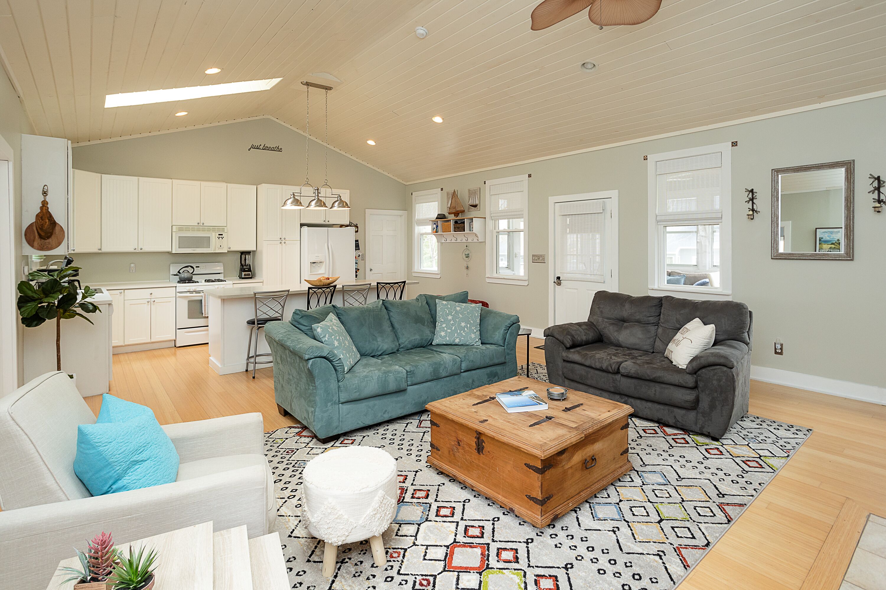 Charming cottage 2blks to town, walking distance to beach & restaurants, hot tub