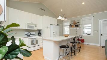 Réfrigérateur, four à micro-ondes, un four, surface de cuisson