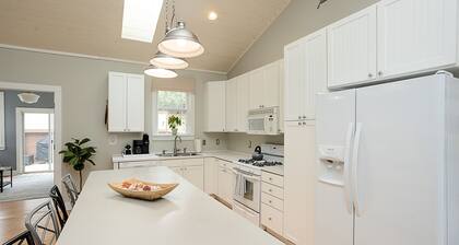 Charming cottage 2blks to town, walking distance to beach & restaurants, hot tub