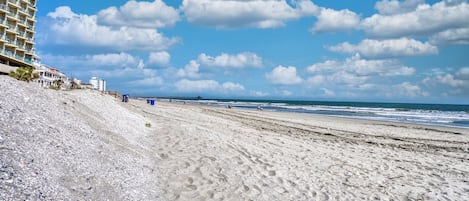 På stranden