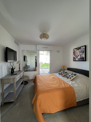 1 habitación, escritorio, tabla de planchar con plancha y cuna de viaje