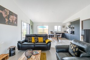 TV, fireplace - La Casalina - Maison 4* plain-pied - Jacuzzi (Combrit)