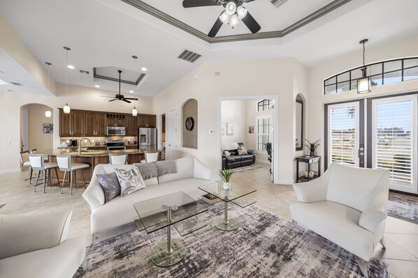 Smart TV, fireplace, books, printers - Come visit Boaters Delight in SW Cape-Large Pool/Spa home on canal w/ boatlift! (Cape Coral)