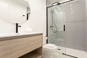 Douche, sèche-cheveux, serviettes fournies