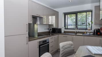 Cottage | Private kitchen | Fridge, dishwasher, electric kettle, toaster