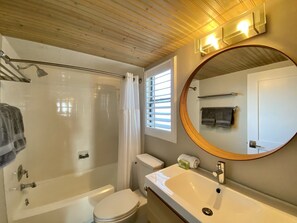 Ensemble douche/baignoire, sĂšche-cheveux, serviettes fournies, savon