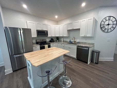 Fridge, microwave, oven, stovetop. NEW - 3 Bedroom with Thoroughbred Farm & Lake View