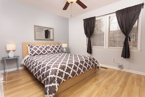 2 多间卧室、客房内保险箱、办公桌、熨斗/熨衣板