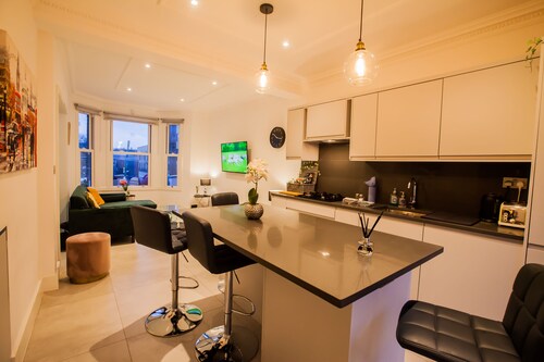 Surbiton Luxury Garden House 19A