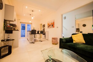 Habitación Deluxe | Zona de estar | Una televisión de pantalla plana