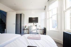 Habitación Deluxe | Escritorio, cuna de viaje, wifi gratis y ropa de cama