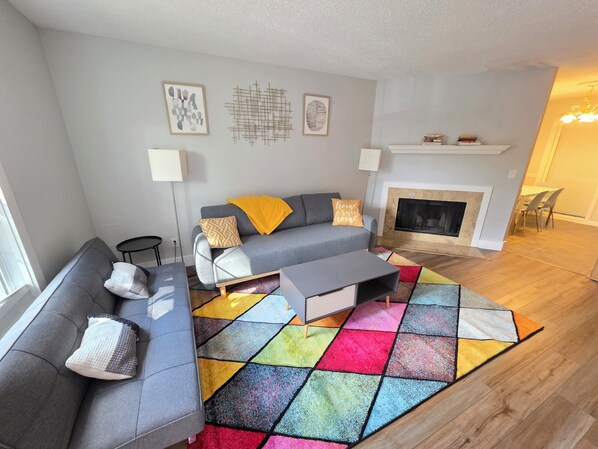 Smart TV, chimenea y libros 