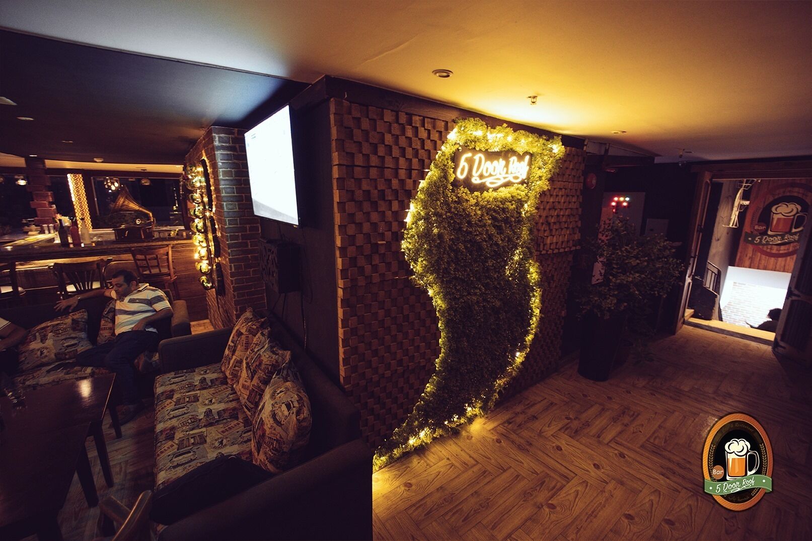 Bar (trong khuôn viên)