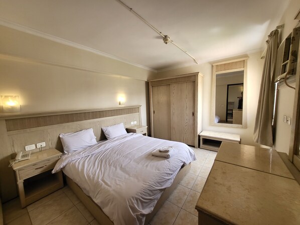 غرفة ديلوكس للاستخدام الفردي | أغطية فراش متميزة وميني بار وواي فاي مجانًا وملاءات أسرّة