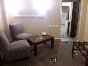 غرفة مزدوجة مريحة | أغطية فراش متميزة وميني بار وواي فاي مجانًا وملاءات أسرّة