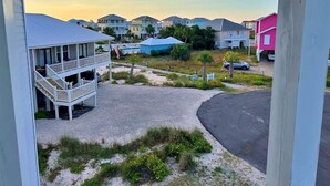 Zona residencial costera con casas, un estacionamiento y una playa.